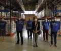 Fotografía de Su Majestad la Reina Doña Sofía junto a unos voluntarios del Banco de Alimentos del Segura, en Murcia